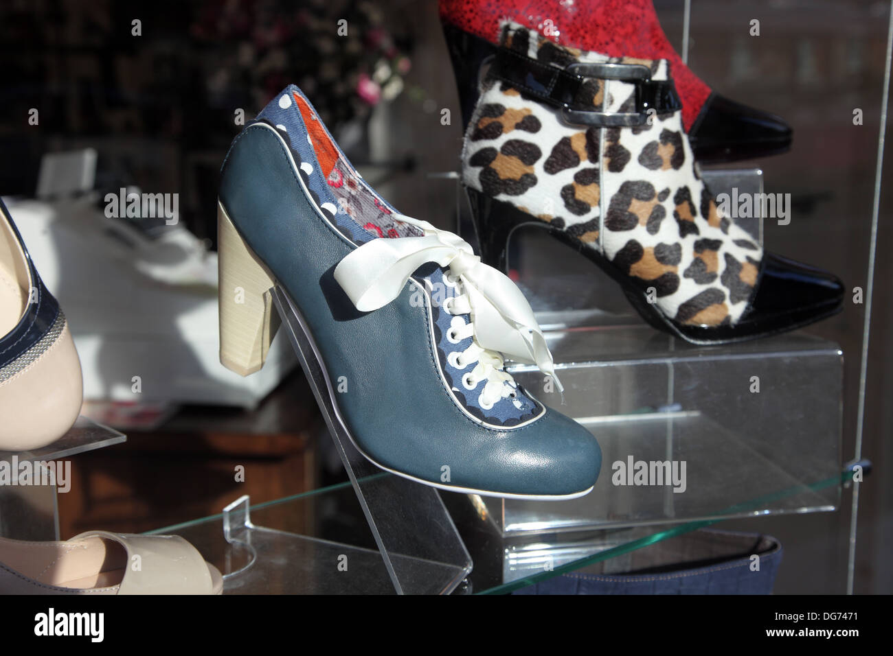 Poetische Lizenz Gegenreaktion Schuh verkauft von Moda, Belfast Stockfoto