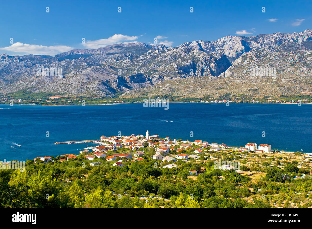 Grünen und blauen Meer, Blick auf Stadt von Vinjerac und Paklenica Nationalpark im Velebit-Gebirge Stockfoto