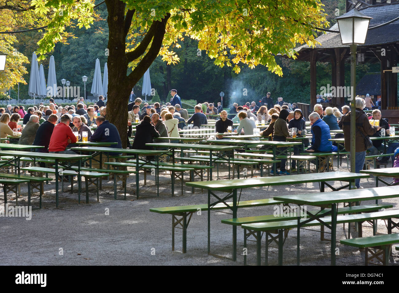 Menschen entspannen in einem Biergarten in München, Deutschland Stockfoto