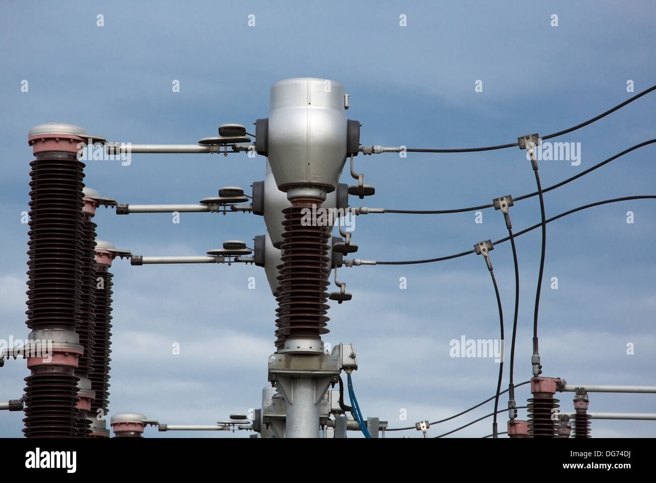Detailansicht des elektrischen Hochspannungsmasten mit einem blauen Himmel im Hintergrund Stockfoto
