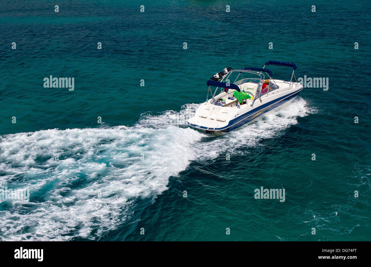 Motorboot auf dem offenen Meerwasser Stockfoto