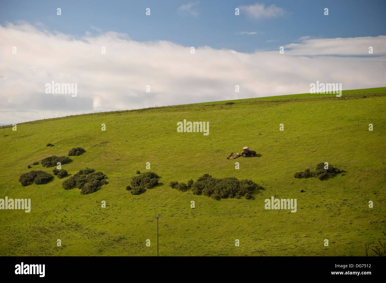 Landwirtschaftliche Zugmaschine prekär ausgeglichen, am Fuße eines Hügels in der Nähe von Portesham, Dorset, Großbritannien Stockfoto