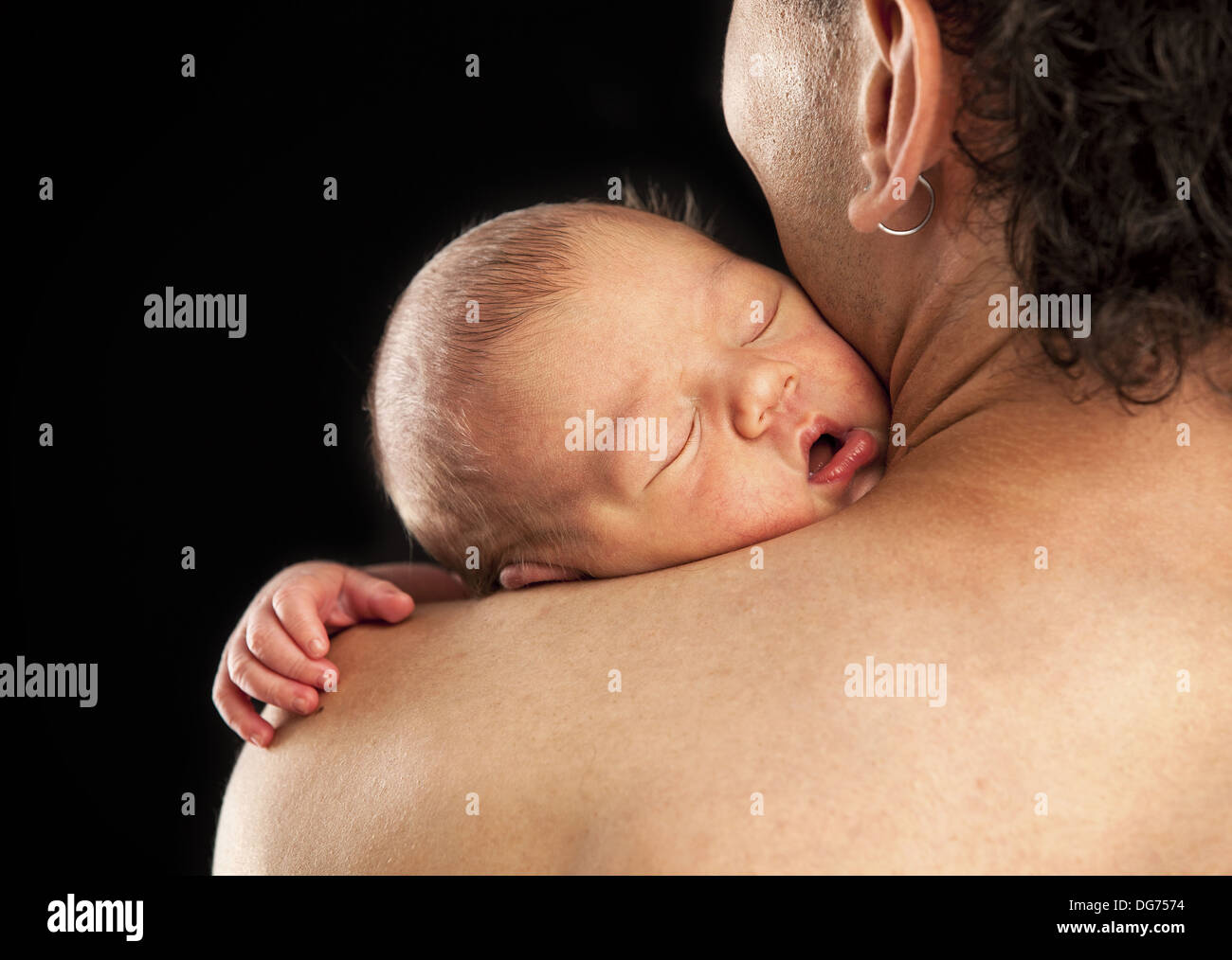 Neugeborene jungen schlafen auf seines Vaters Schulter Stockfoto
