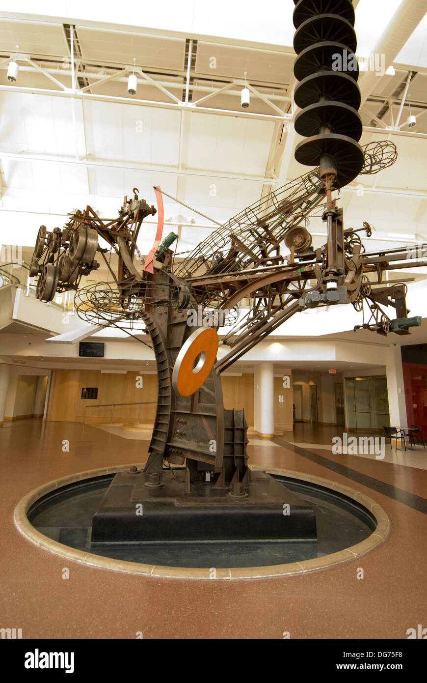 Chaos ist eine kinetische Skulptur von Jean Tinguely, befindet sich im The Commons, in der Innenstadt von Columbus, Indiana. Stockfoto