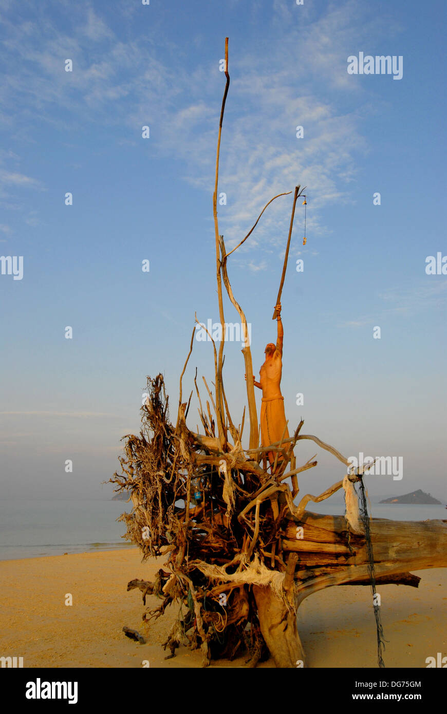 Thailands Inseln & Strände - Mann stand auf einen umgestürzten Baum am Strand (Koh Buloh, Thailand) Stockfoto