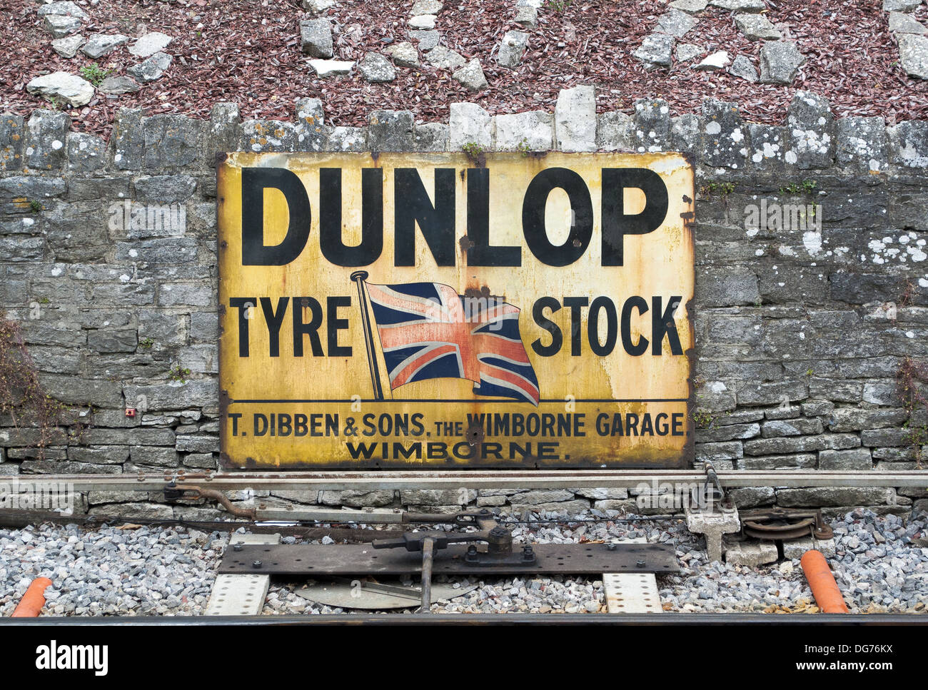 Alten authentischen Werbetafel auf Bahnsteig für Dunlop-Reifen Stockfoto