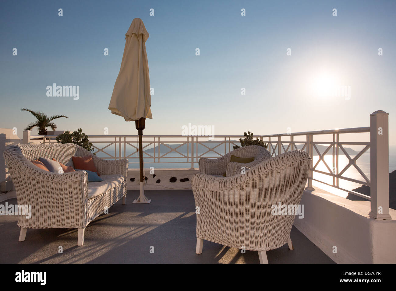 Santorini, Terrasse und Outdoor Möbel mit Blick auf das Mittelmeer in Griechenland. Stockfoto