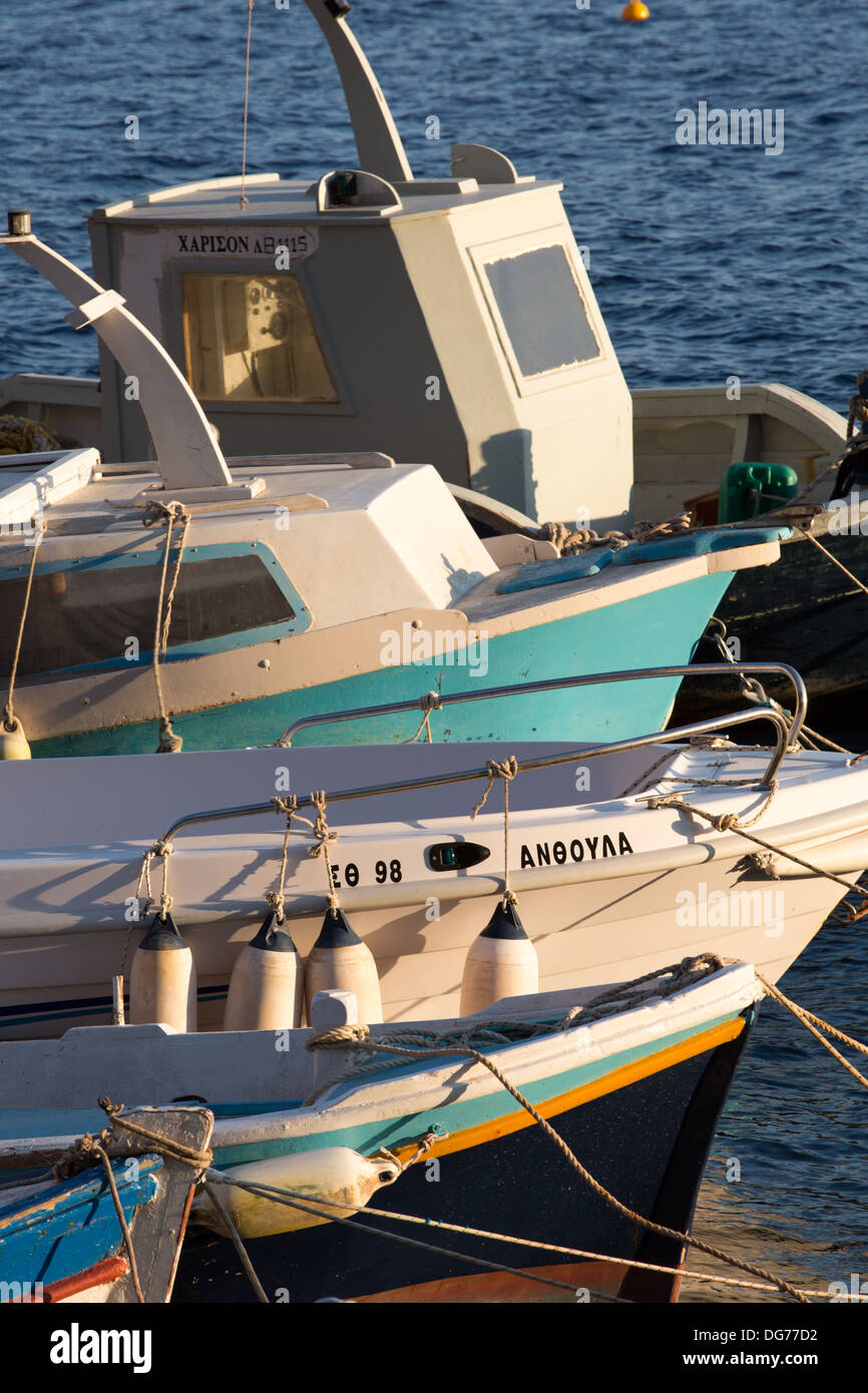 Traditionelles Fischen Boote Futter bis in den Hafen von Oia, Santorini in Griechenland Stockfoto