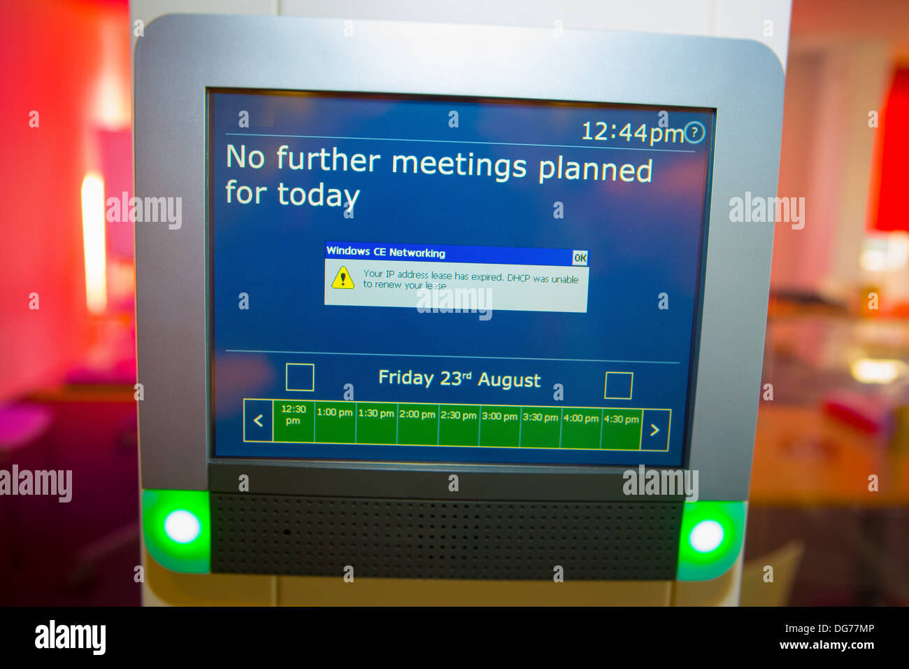 Für heute geplanten bunten Bildschirm mit der Meldung keine weiteren Treffen mit Computer-Fehler angezeigt. Verschwommene Office-Hintergrund Stockfoto