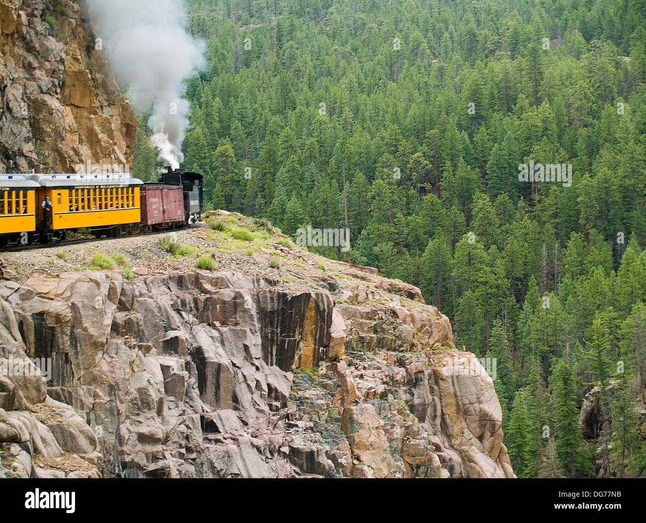 Durango und Silverton Narrow Gauge Railroad Rundung eine Wende in den San Juan Mountains, Colorado Stockfoto