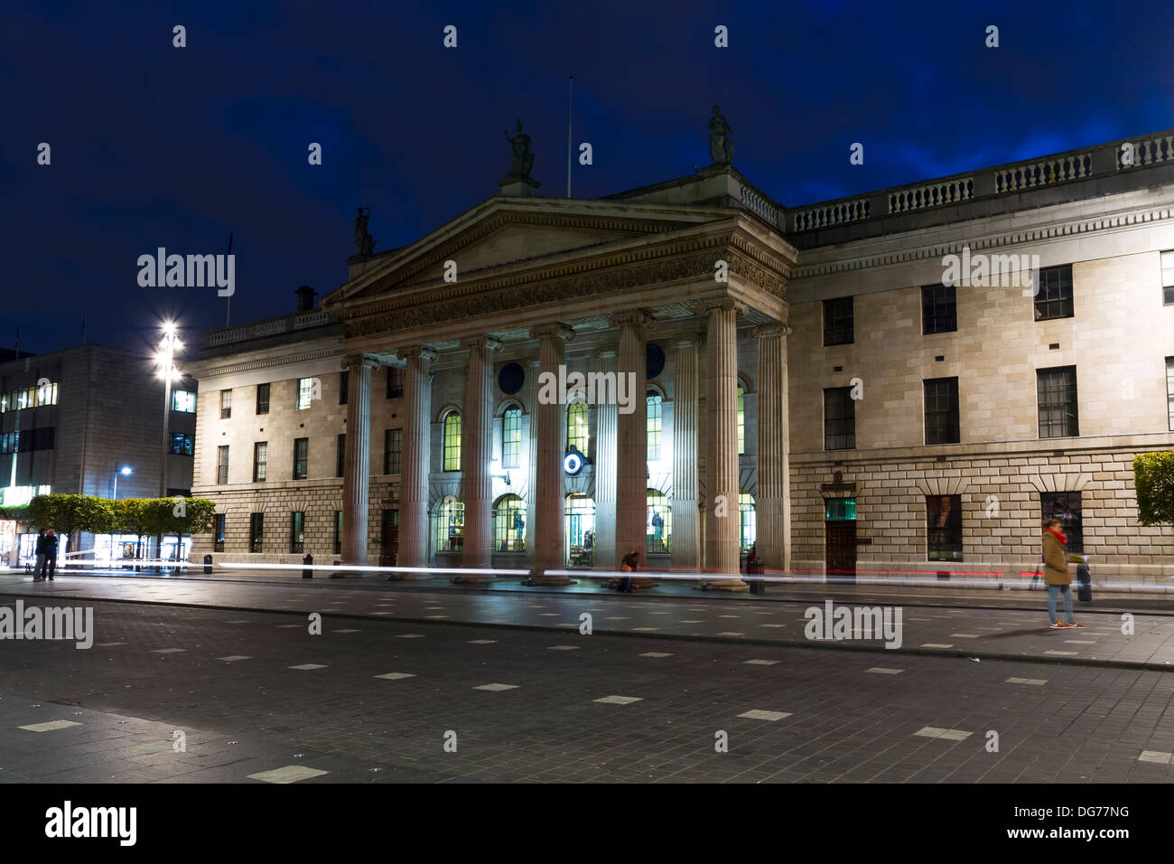 Der Blick auf die historischen Dublin Post aufbauend auf der O' Connell Street in der Abenddämmerung. Stockfoto