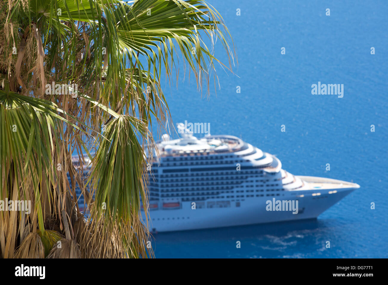 Kreuzfahrt Schiff Halt machen an der Ägäis auf Santorini mit grünen Palmen, Griechenland, 2013. Stockfoto