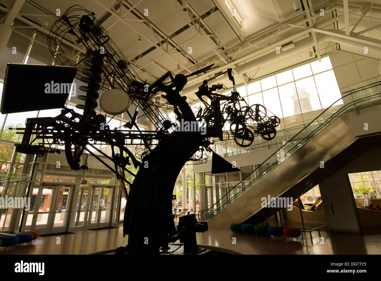 Chaos ist eine kinetische Skulptur von Jean Tinguely, befindet sich im The Commons, in der Innenstadt von Columbus, Indiana. Stockfoto