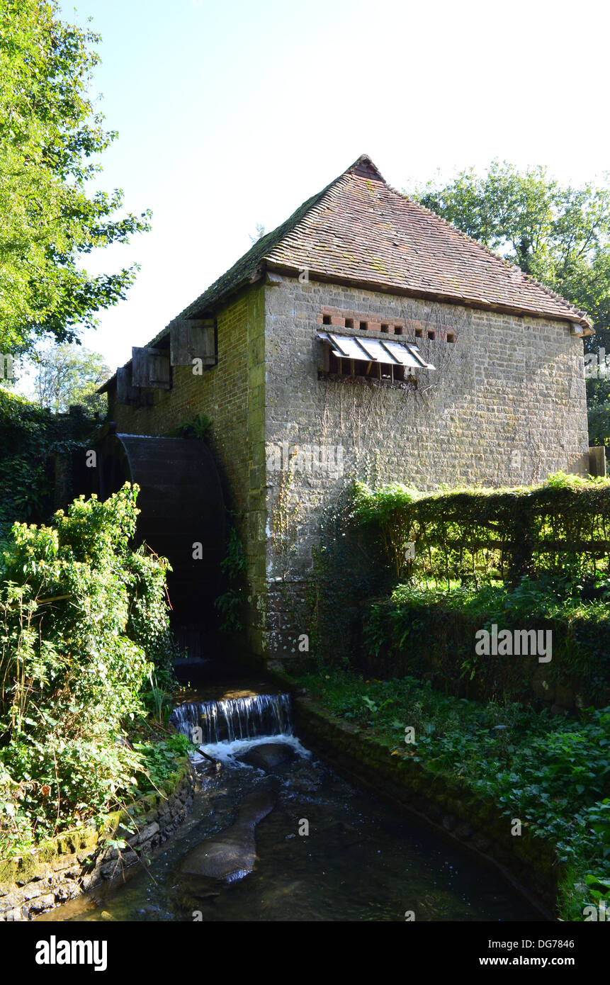 Historische Wassermühle in England. Stockfoto