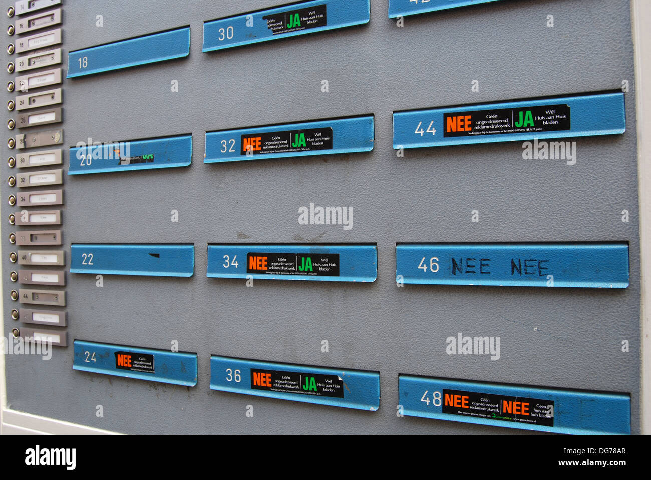 Briefkästen im Wohnhaus mit Ja/Nein Aufkleber um Junk-Mail zu stoppen Stockfoto