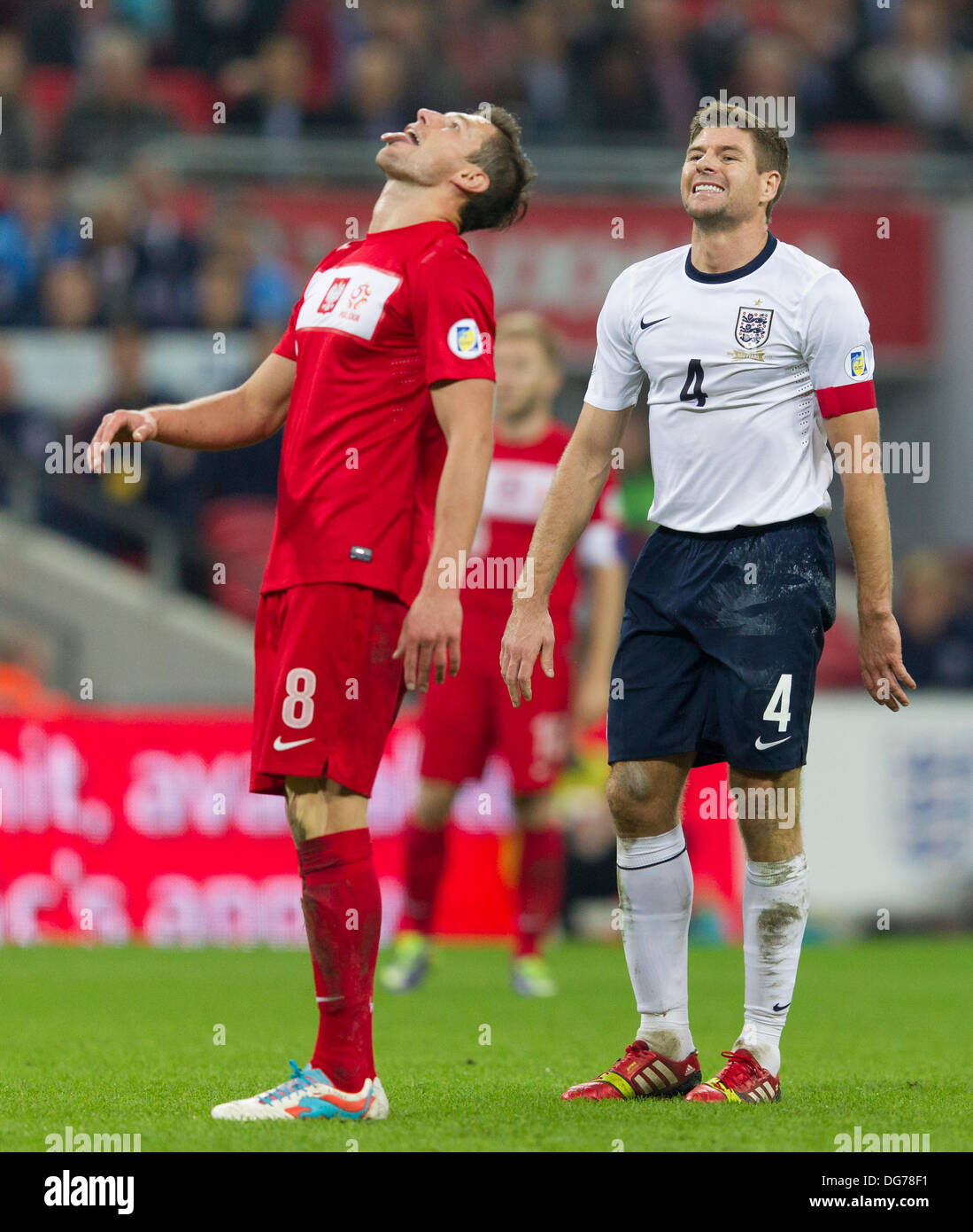 London, UK. 15. Oktober 2013. Englands Steven GERRARD zeigt seine Enttäuschung nach fehlt einen long-Range-Versuch am Ziel, während Polen Grzegorz KRYCHOWIAK einen Seufzer der Erleichterung - während der Welt-Cup-Qualifikationsspiel zwischen England und Polen vom Wembley Stadion entfernt atmet. Bildnachweis: Aktion Plus Sport/Alamy Live-Nachrichten Stockfoto