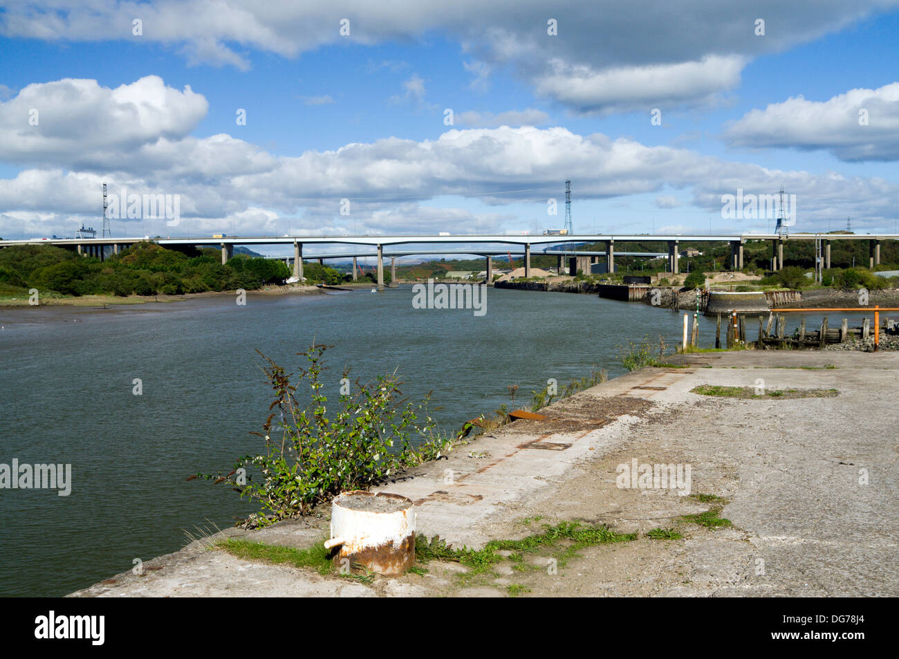Flusses Neath und Autobahnbrücke, Briton Ferry, Neath Port Talbot, South Wales. Stockfoto