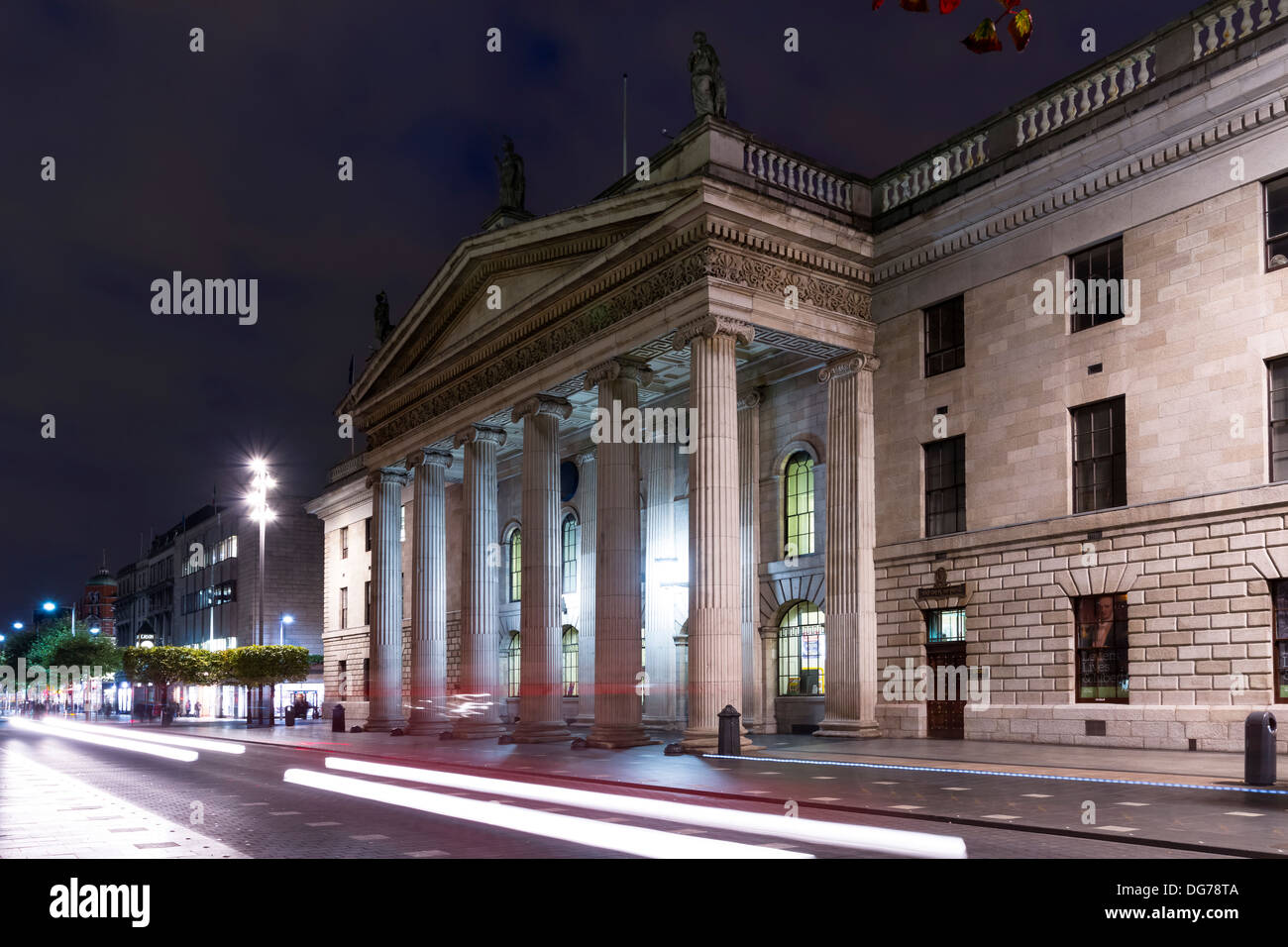 Der Blick auf die historischen Dublin Post aufbauend auf der O' Connell Street in der Abenddämmerung. Stockfoto
