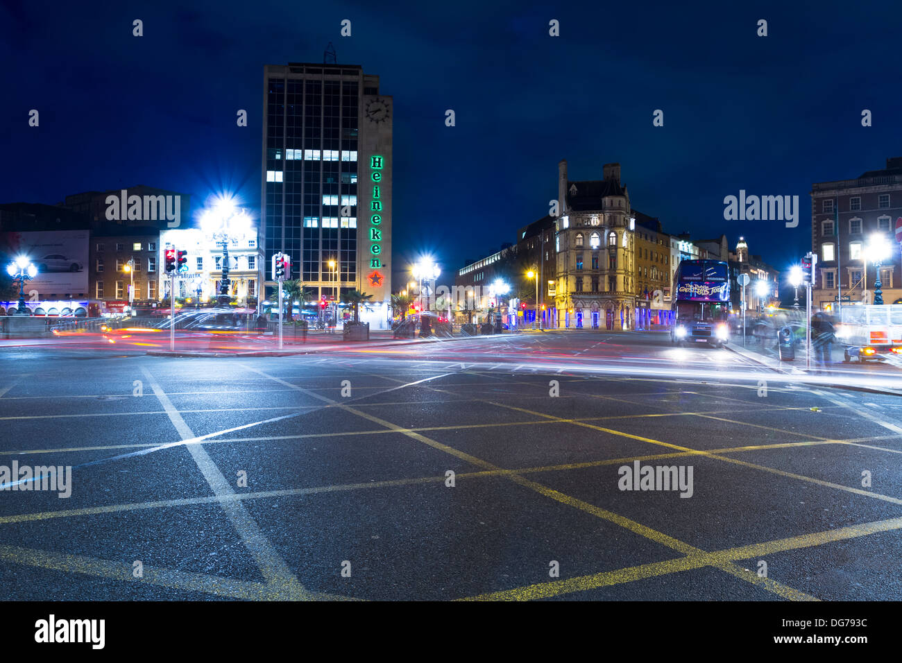 Der Blick über die O' Connell Street in der Abenddämmerung. Eines der höchsten Gebäude in Dublin erhebt im Hintergrund Stockfoto