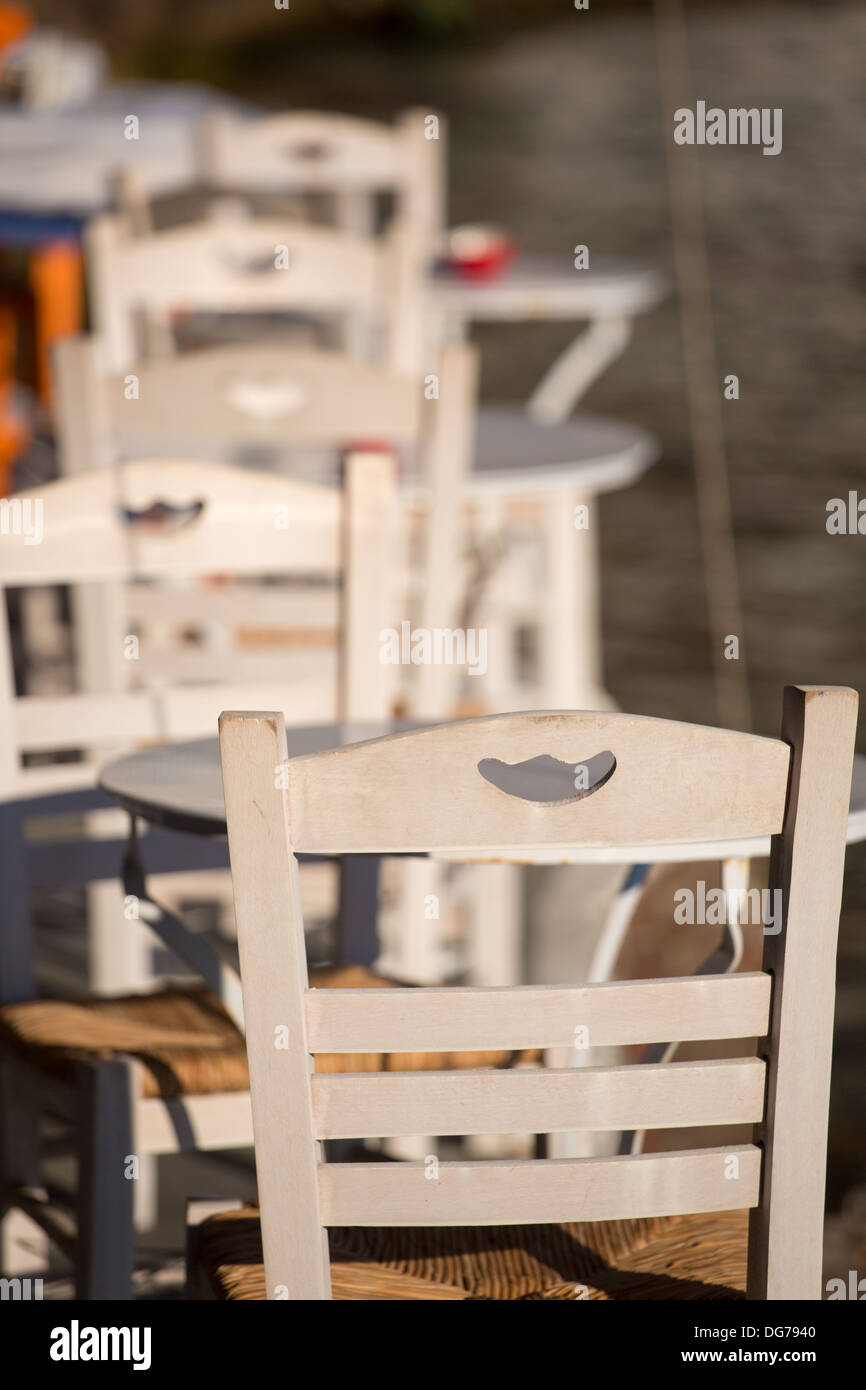 Nahaufnahme von einem weißen Stuhl und weißen Tisch. Eine traditionelle Terrasse eines Restaurants in Kreta, Griechenland 2013. Stockfoto