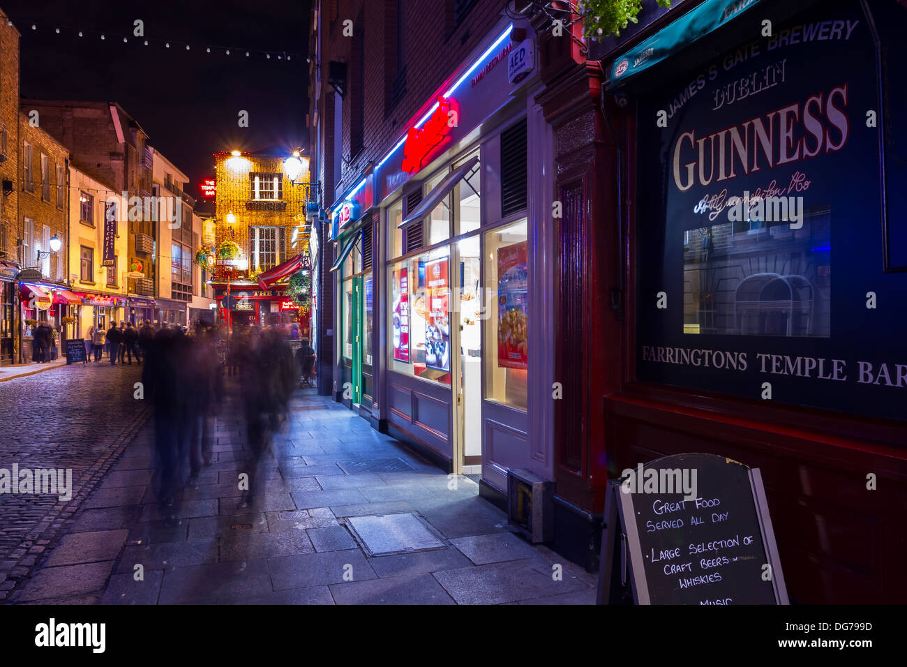 Dublin, Irland - 14. Oktober 2013: Eine typische Nacht auf der Temple Bar, Straße, ist weltweit bekannt als Dublins kulturelles Gentechnik Stockfoto