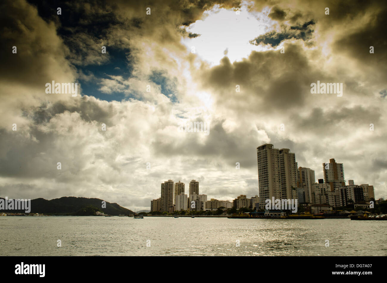 Stadt von Santos, Bundesstaat Sao Paulo, Brasilien. Blick vom Guarujá Stadt. Ponta da Praia Nachbarschaft Stockfoto