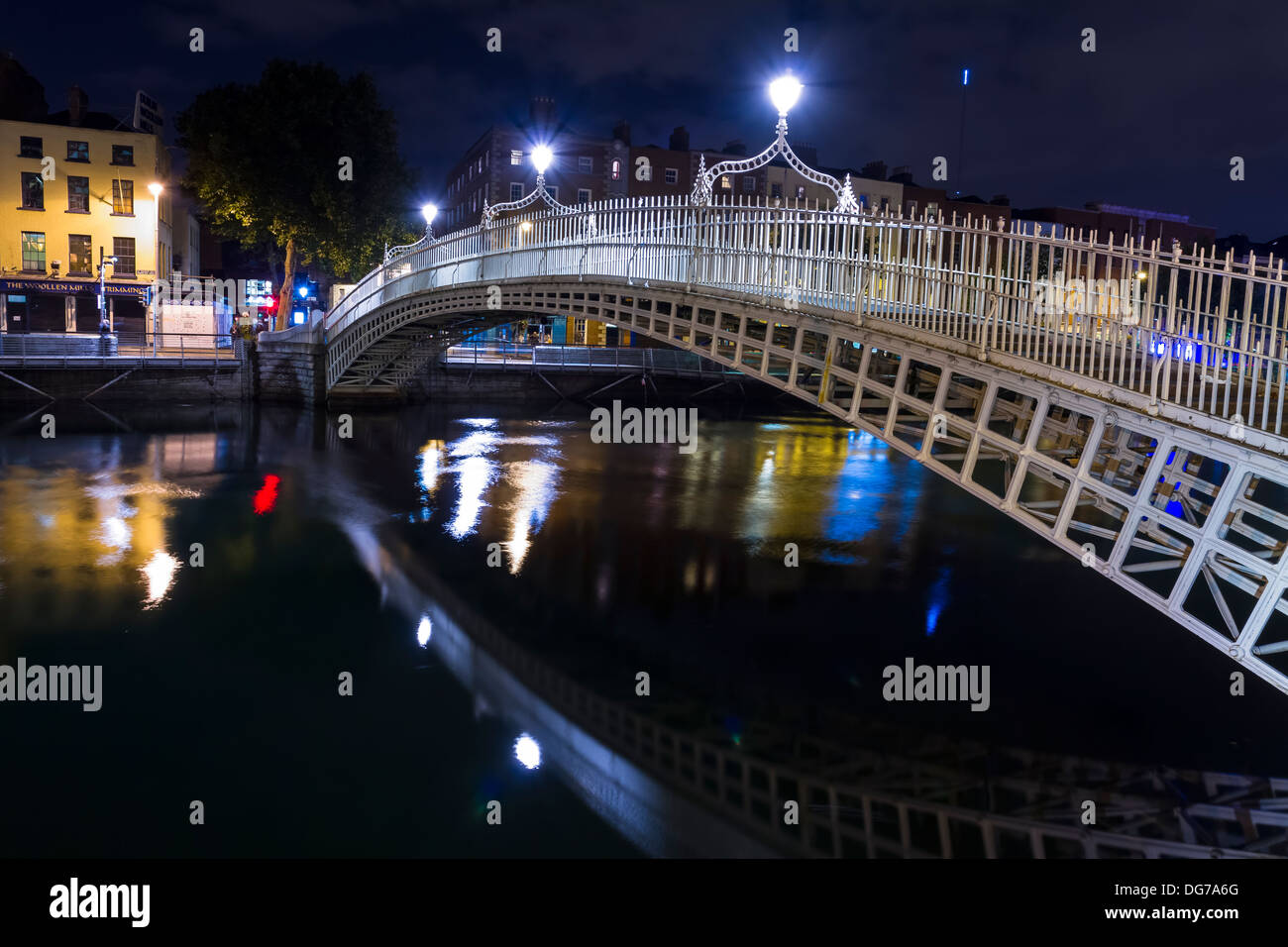 Dublin, Irland - 14. Oktober 2013: Die Ha'penny-Brücke in einer dunklen Nacht über den Fluss Liffey im Zentrum von Dublin. Stockfoto