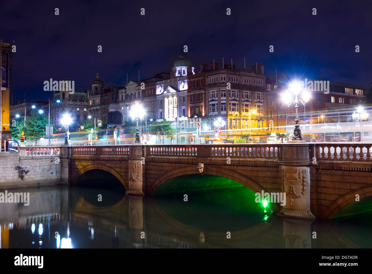 Dublin, Irland - 14. Oktober 2013: Die O' Connell Bridge Brücke in einer dunklen Nacht über den Fluss Liffey im Zentrum von Dublin Stockfoto