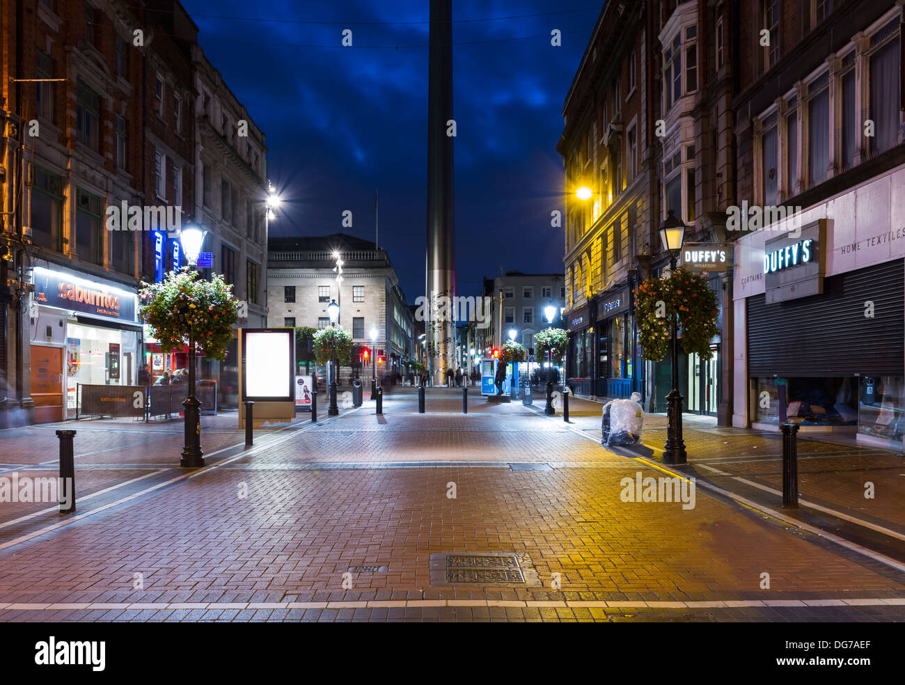 Talbot Street im Stadtzentrum von Dublin mit dem Spire Denkmal im Hintergrund Stockfoto