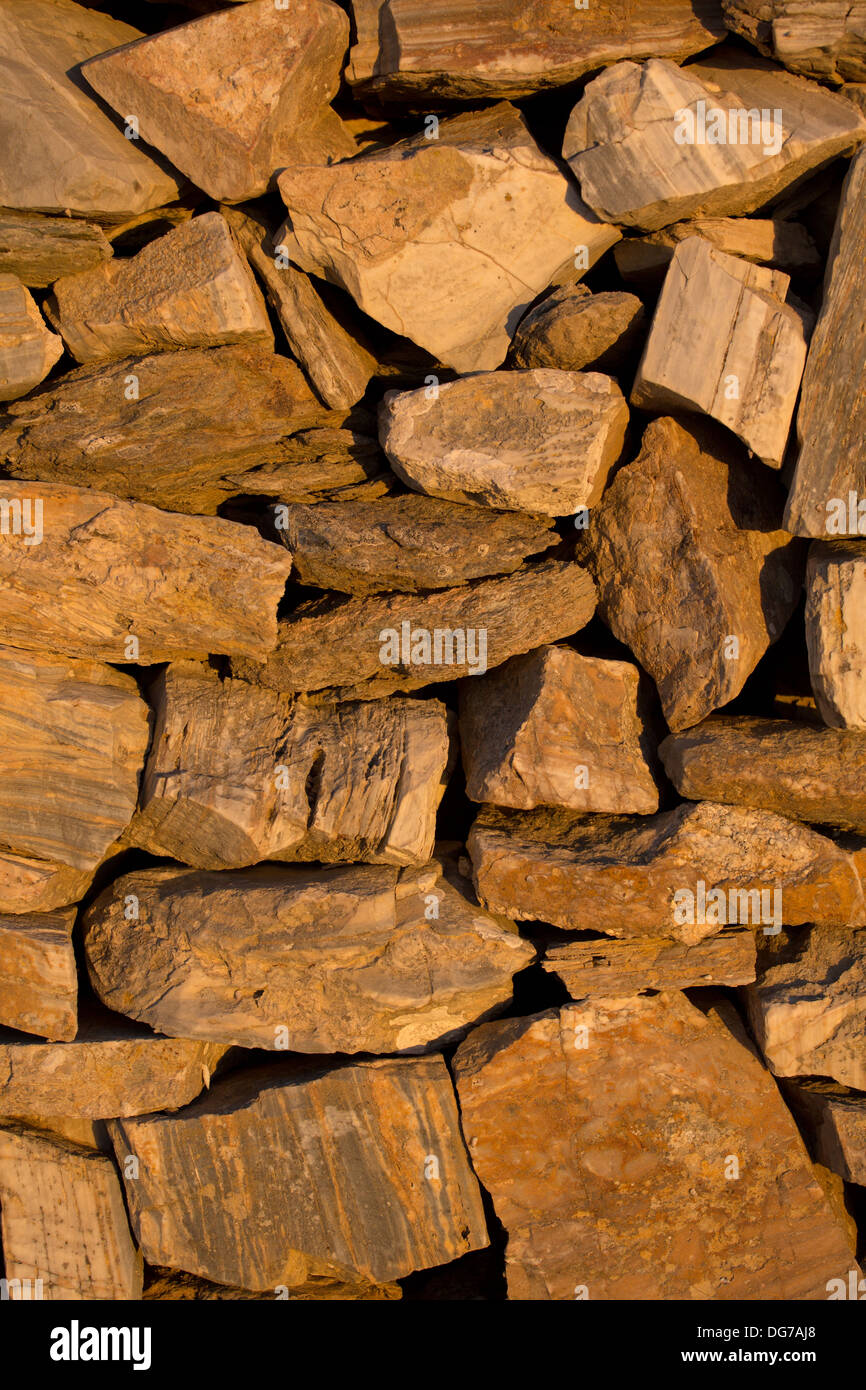 Nahaufnahme von einem Haufen von antiken Steinen aus einem der vielen zerstörten alten griechischen Tempel, in Folegandros, Griechenland, 2013. Stockfoto