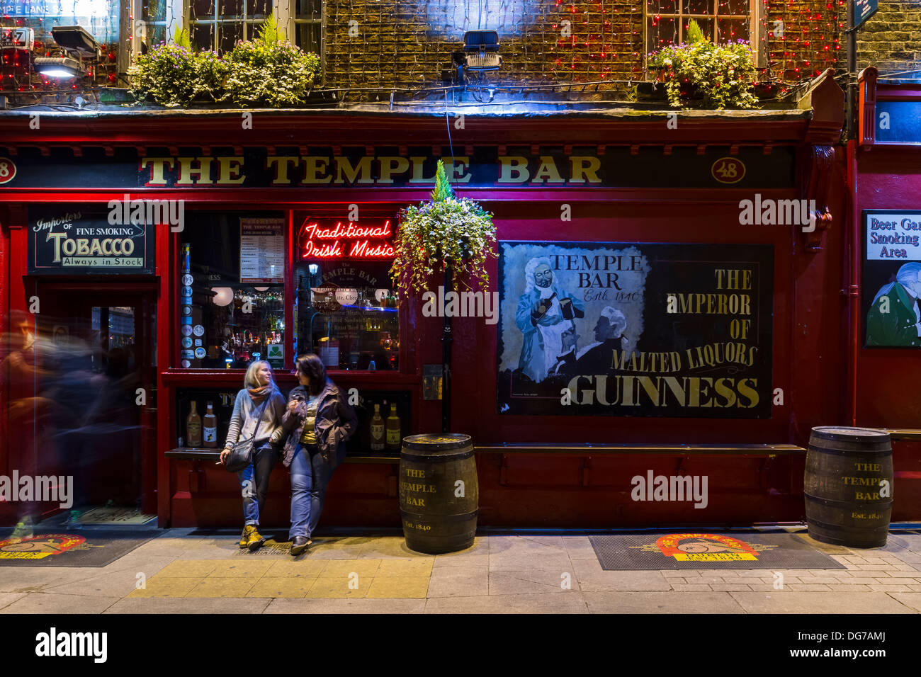 Dublin, Irland - 14. Oktober 2013: Ein traditionelles irisches Pub namens The Temple Bar auf einer Straße von gleichnamigen Tempel B Stockfoto