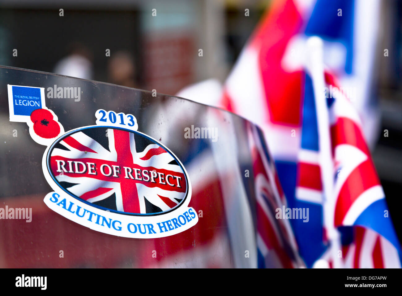 Armed Forces Day 2013 The Royal British Legion Fahrt von Respekt grüßen unsere Helden Aufkleber am Motorrad Windschutzscheibe Stockfoto