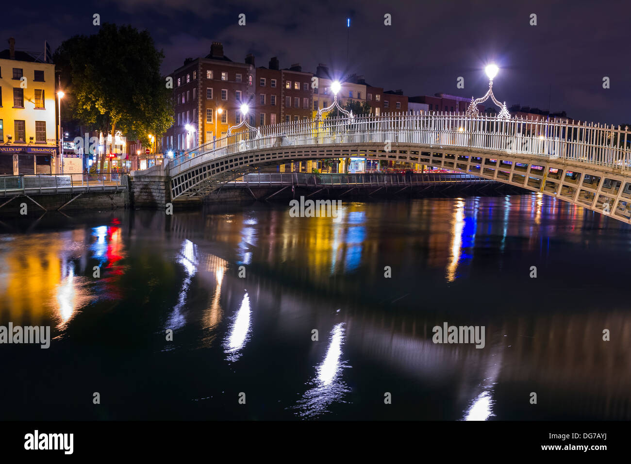 Dublin, Irland - 14. Oktober 2013: Die Ha'penny-Brücke in einer dunklen Nacht über den Fluss Liffey im Zentrum von Dublin. Stockfoto