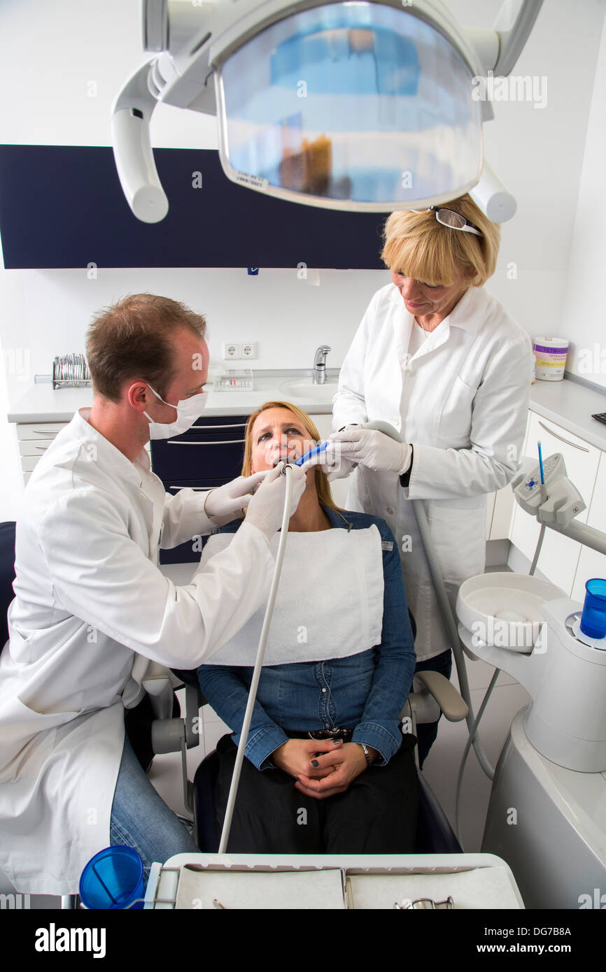 Zahnarztpraxis, Zahnheilkunde. Frau bei einer ZahnarztBehandlung Stockfoto, Bild 61628122 Alamy