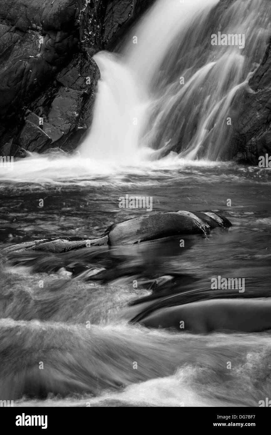 Spektakulärer Wasserfall in Lebanon, New Hampshire ist True Brook Gorge in schwarz und weiß. Stockfoto