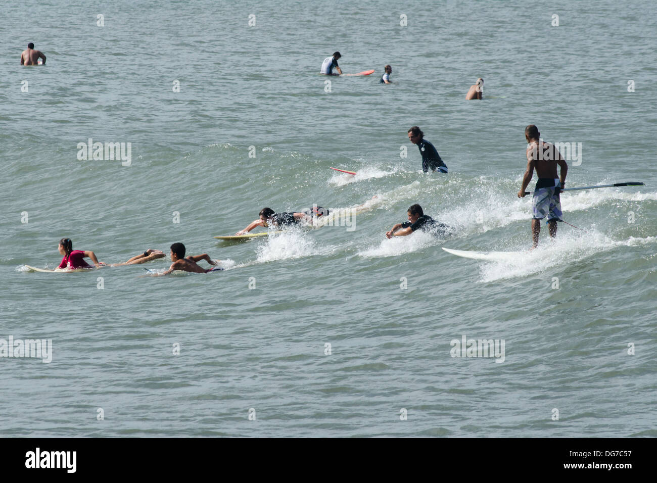 Masse der Menschen das Surfen in der Nähe von "Quebra Mar' in Santos, Bundesstaat Shore von Sao Paulo, Brasilien Stockfoto