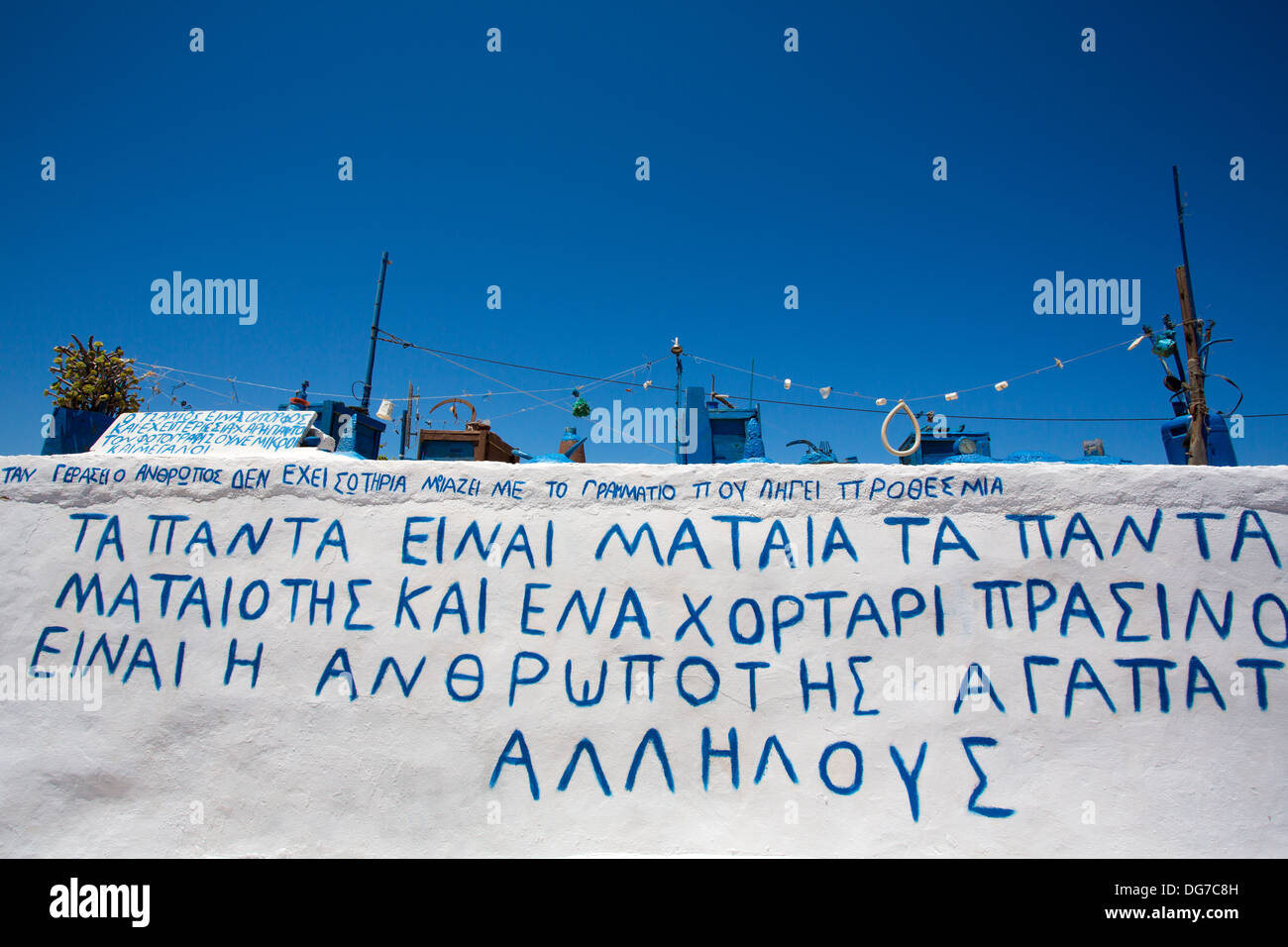 Kunstinstallation auf dem Dach eines Hauses in Folegandros, erfolgt die Installation der seltsame Objekte, die alle in blau lackiert Stockfoto