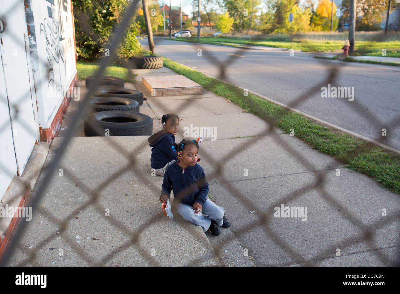 Mädchen auf Bürgersteig in Detroit Stockfoto