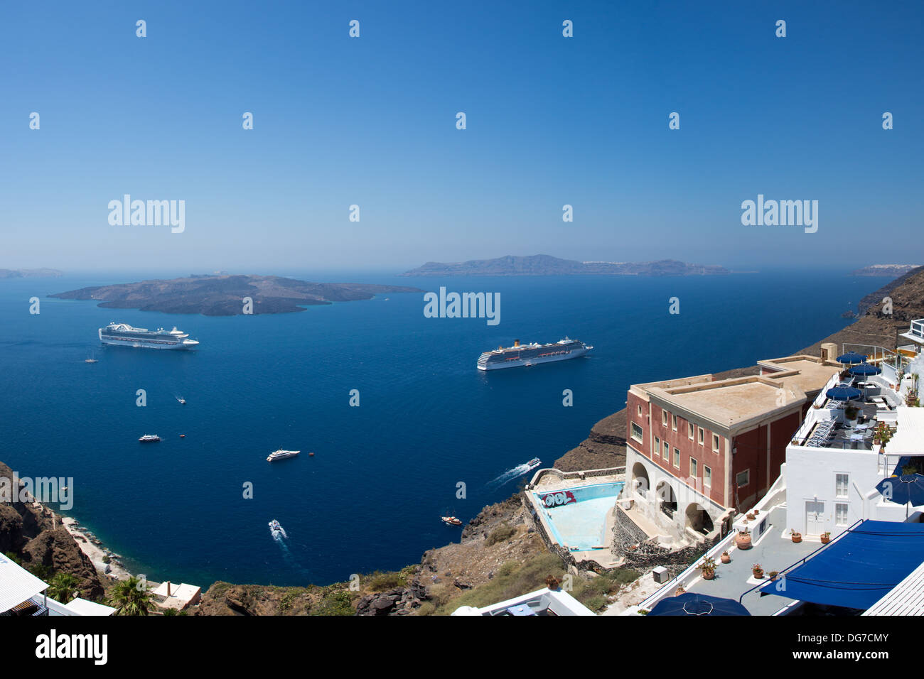 Zwei Kreuzfahrtschiffe und andere Boote in der Bucht von Santorin in Griechenland, 25. Juni 2013. Stockfoto