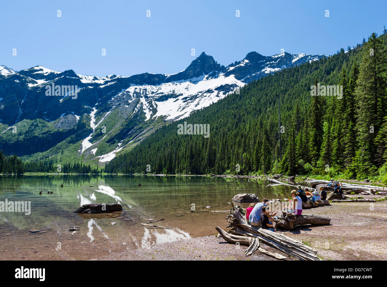 Wanderer mit einem Picknick am Ufer des Avalanche Lake, Lawine Lake Trail, Glacier National Park, Montana, USA Stockfoto