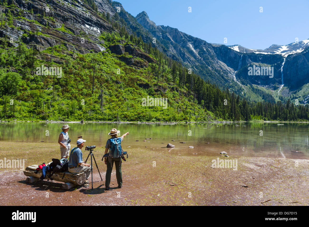 Nationalpark-Ranger im Gespräch mit Fotograf bei Avalanche Lake, Lawine Lake Trail, Glacier National Park, Montana, USA Stockfoto
