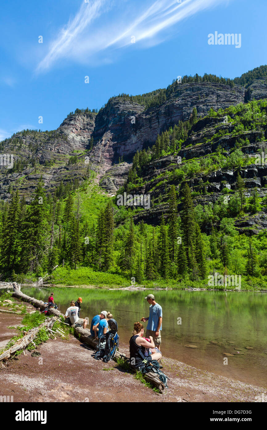 Wanderer mit einem Picknick am Ufer des Avalanche Lake, Lawine Lake Trail, Glacier National Park, Montana, USA Stockfoto