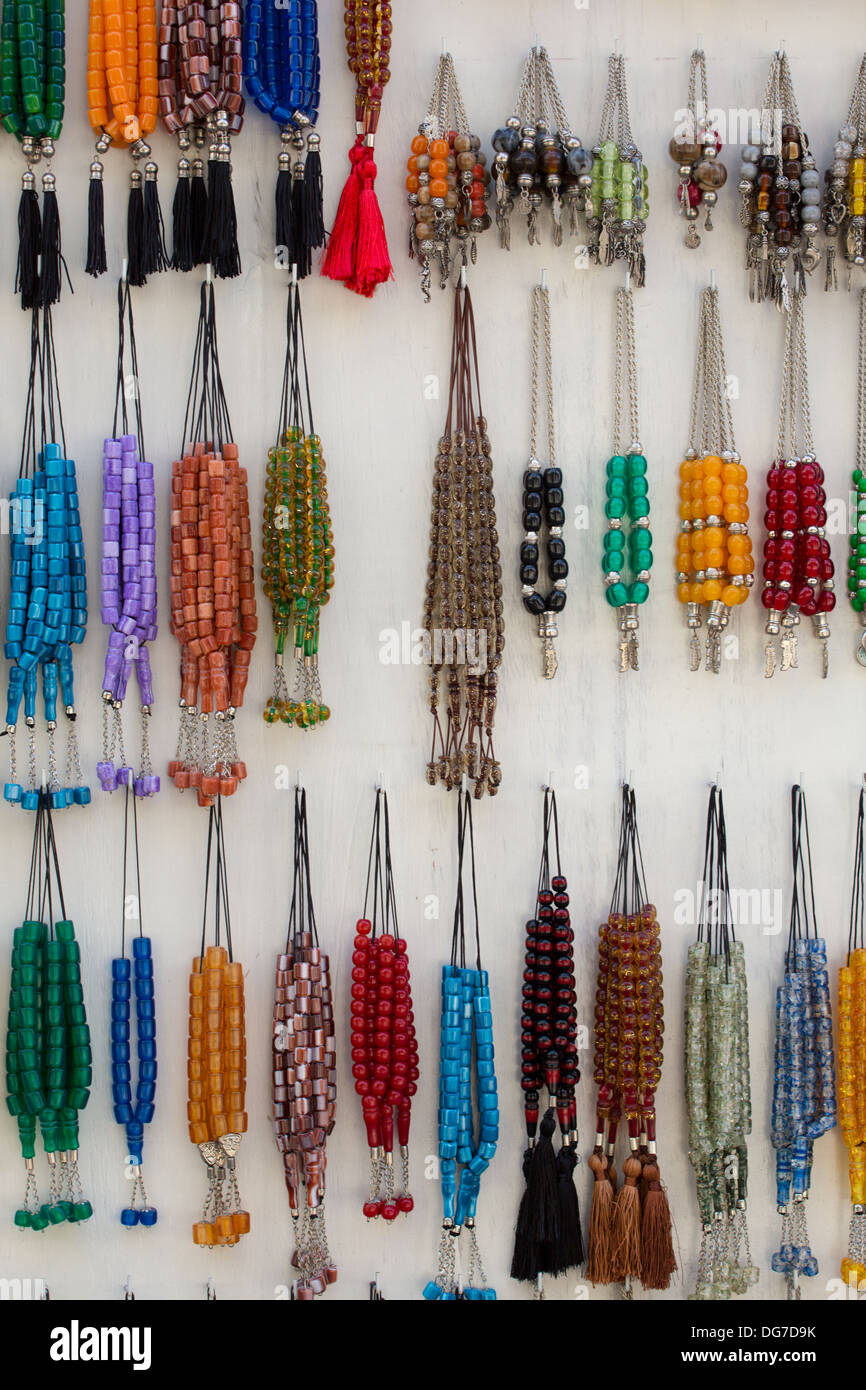 Bunte Fake Steinen Halsketten in einem örtlichen Geschäft in einem der lokalen Märkte in Kreta, Griechenland, 2013. Stockfoto
