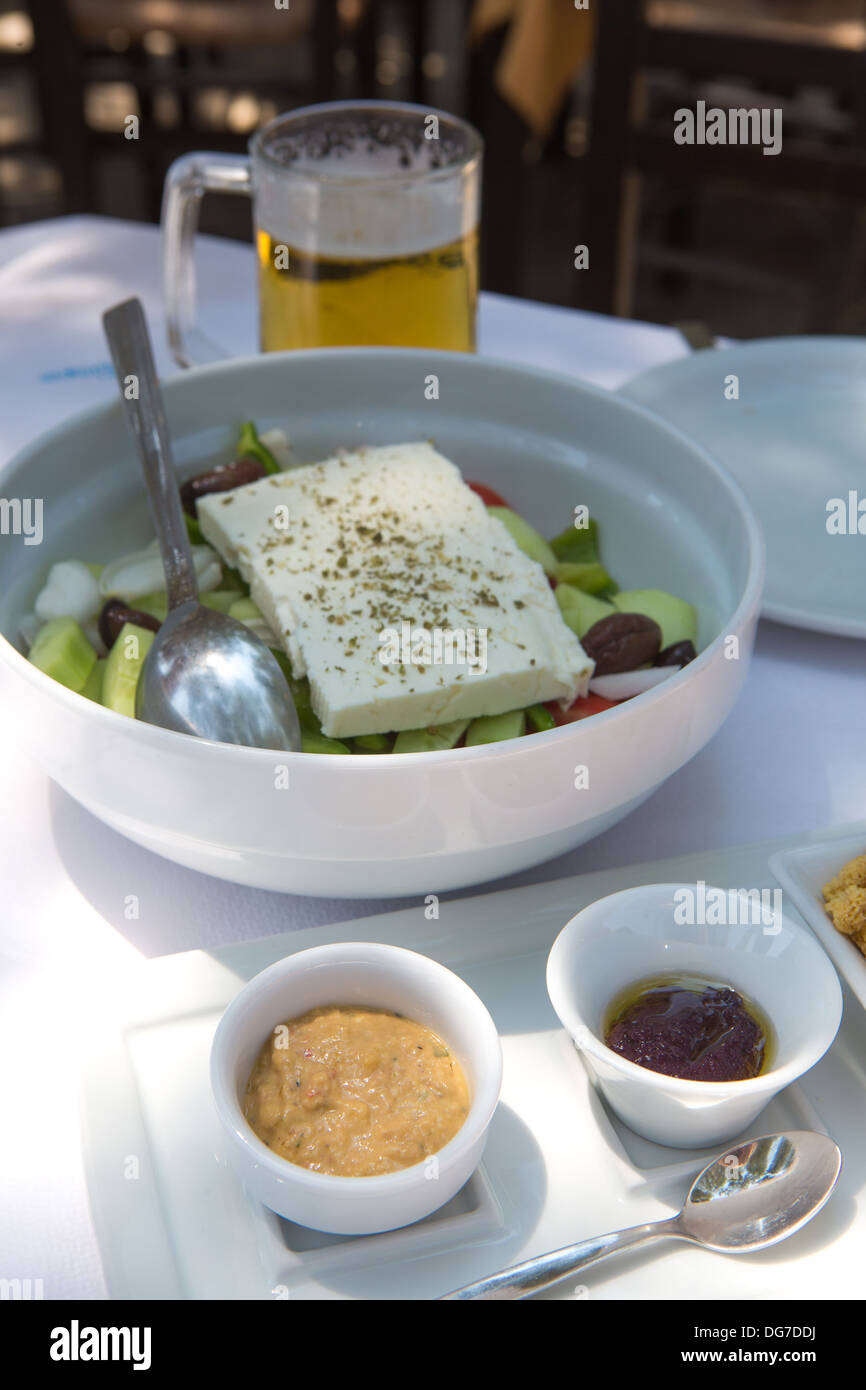 Gutes vegetarisches Essen und ein Bier auf dem Tisch. Essen und Essen im Freien in traditionellen Restaurants auf Kreta ist ein muss Stockfoto