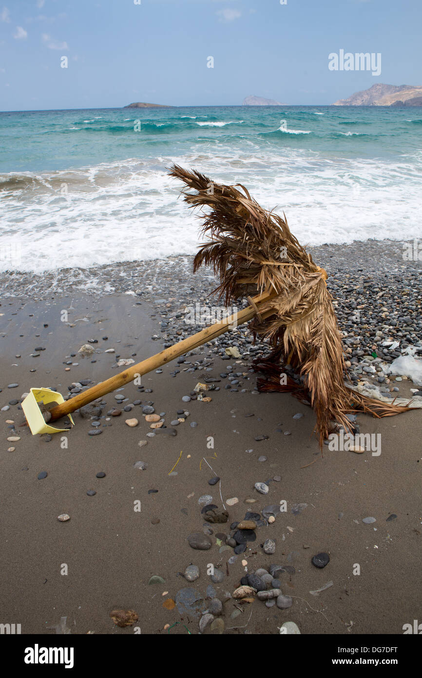 Regenschirm am idyllischen Ufer des Ägäischen Meeres auf der Insel Kreta in Griechenland 2013 aufgegeben. Stockfoto