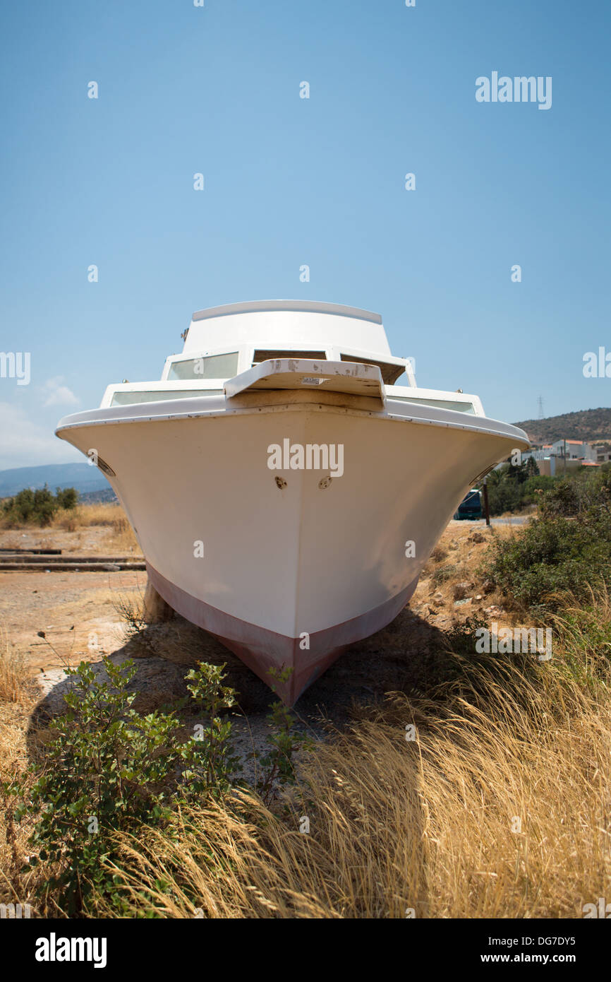 Stranded verlassene Boot an der Küste die friedliche Ägäis in Kreta, Griechenland, 2013. Stockfoto