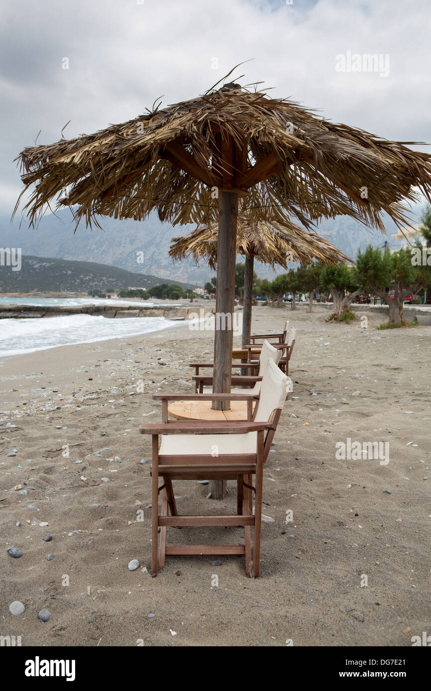 Leeren Strandausrüstung befindet sich am Strand auf Kreta an einem grauen Tag. Stockfoto
