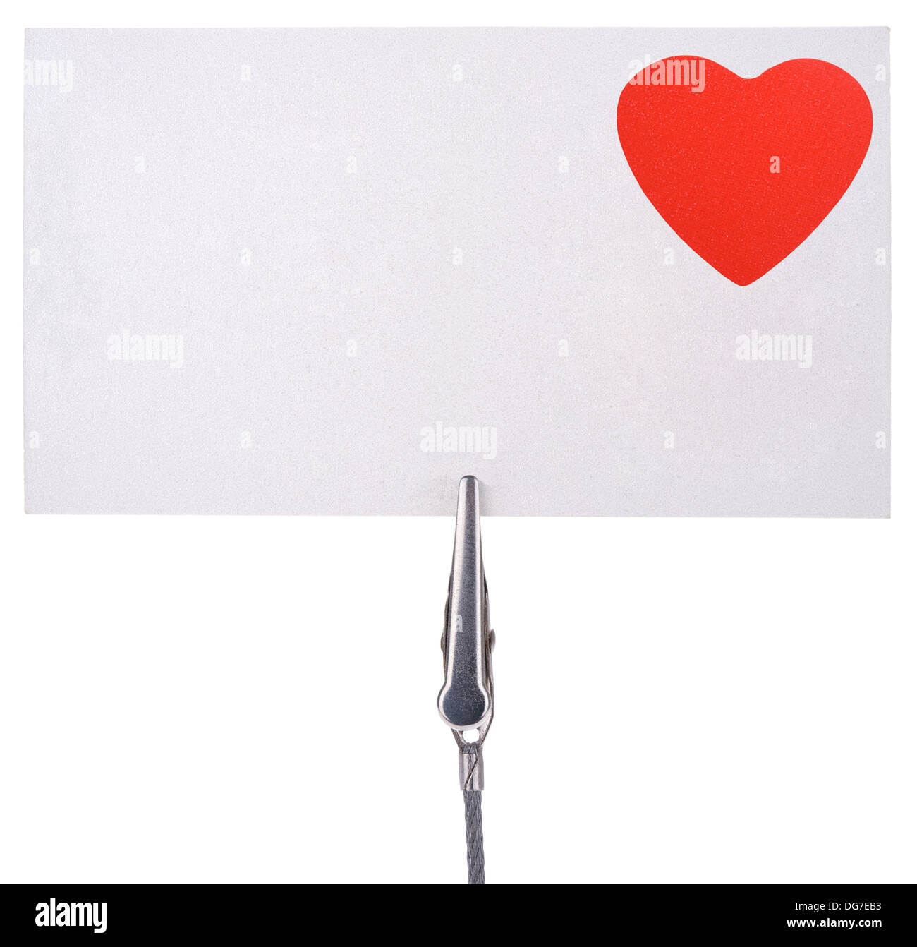 leere Karte mit einem roten Herz legen durch einen Clip isoliert auf weißem Hintergrund Stockfoto