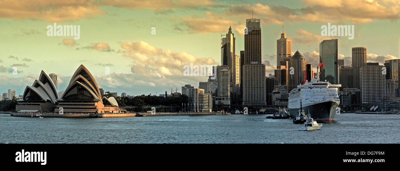 Panoramablick auf Sydney Hafen in am Nachmittag Licht zeigt das Opernhaus links Rahmen mit Skyline der Stadt und der QE2 im Hafen. Stockfoto