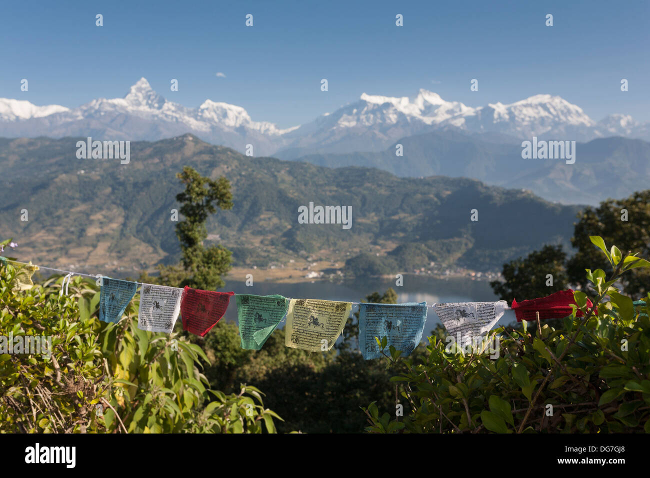 Gebetsfahnen in Pokhara Shanti Stupa - Pokhara, Pokhara Tal Gandaki Zone, Nepal Stockfoto